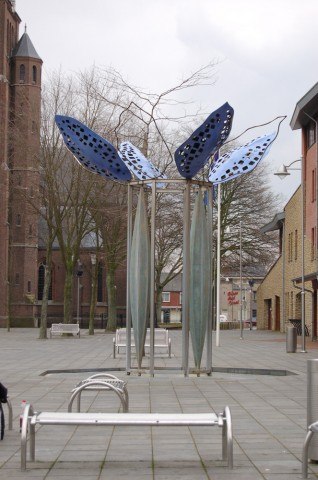 Buitenbeeld Fluisterboom Reusel messing roestvrijstaal en graniet 2005 01